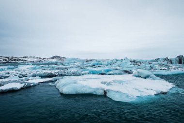 Jokulsarlon Gölü bulutlu günde south Iceland'deki / daki suda eriyen buzda. Küresel waming