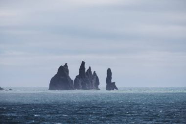 Fırtına bulutlu gün okyanusta taş uçurum