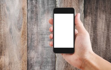 Mobil akıllı telefon, ahşap arka plan üzerinde tutan el. Yolu mobil ekran kırpma