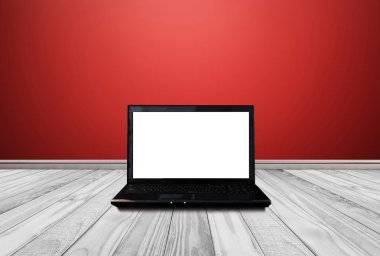 Bilgisayar laptop ile kırmızı duvar Beyaz ahşap zemin üzerinde boş boş beyaz ekran ile. Ekran kırpma yolu