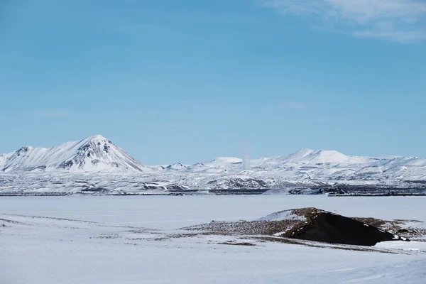 Vinterlandskap, snö berg med frusna sjö och snö fält — Stockfoto