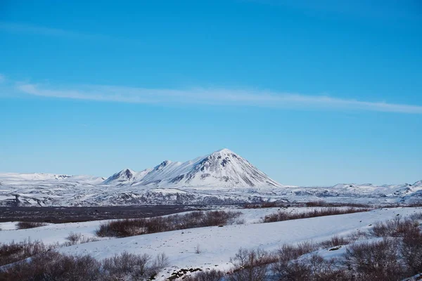 Πεδίο χιόνι τοπίο με θέα στο βουνό και μπλε ουρανό το χειμώνα — Φωτογραφία Αρχείου