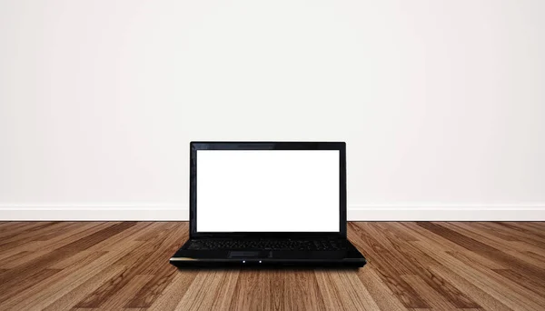 Computadora portátil en blanco pantalla blanca vacía, en suelo de madera y pared blanca. Ruta de recorte en la pantalla —  Fotos de Stock