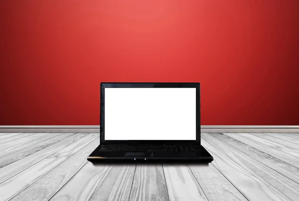 Computador portátil com tela branca vazia em branco, no chão de madeira branca com parede vermelha. Caminho de recorte na tela — Fotografia de Stock