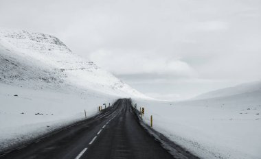 İzlanda'daki yol manzara kış. Asfalt yol yana kar dolu