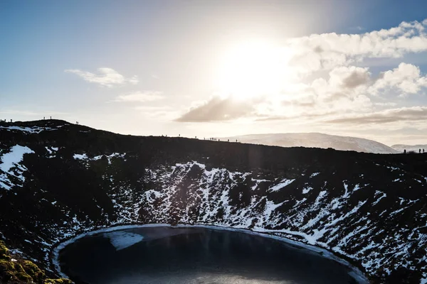 風景 Kerio クレーター湖、明るい日光に対してトレッキング シルエット人 — ストック写真