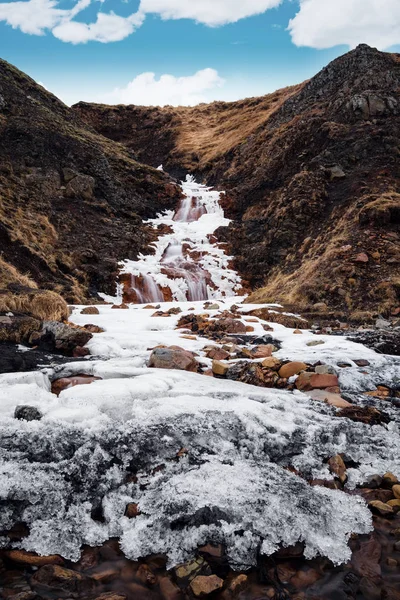 Ландшафтна вода падає з замерзлою водою взимку з блакитним небом — стокове фото