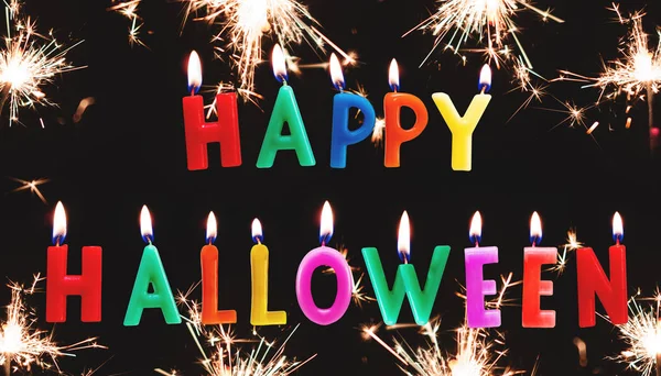 Renkli Cadılar Bayramın kutlu olsun mum metin ile siyah arka plan üzerinde maytap havai fişek