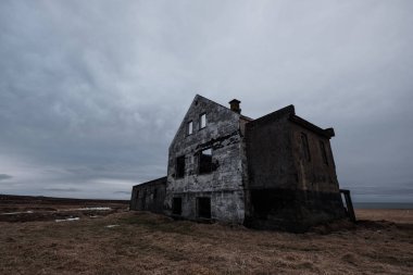 Issız terkedilmiş harabe eski ev, perili ev