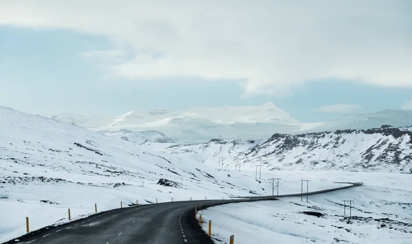 İzlanda'daki yol manzara kış. Asfalt yol yana kar dolu