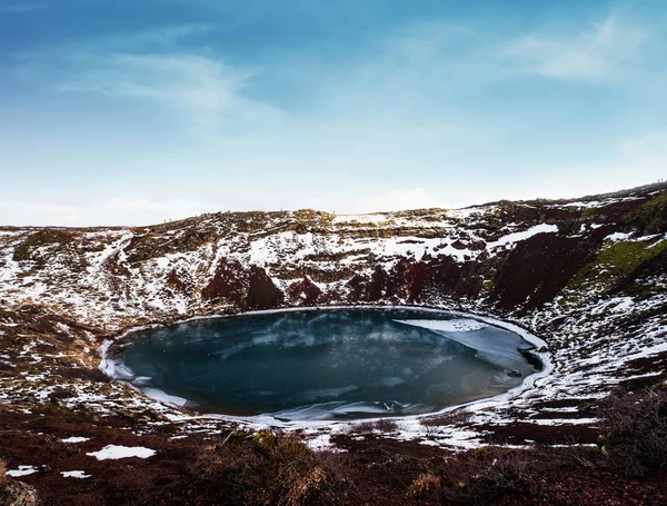 Paisaje del cráter Kerio lago congelado en Islandia. Zona geotérmica en invierno —  Fotos de Stock