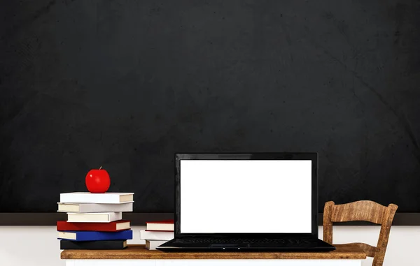 Ordinateur portable écran blanc vierge, sur table en bois dans la salle de classe — Photo