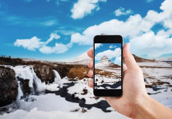 モバイルのスマート フォンで冬の山 Kirkjufell の風景を取ってください。 — ストック写真