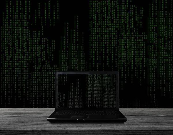 Dator bärbar dator på bord av trä, med abstrakt dator kod grafisk bakgrund — Stockfoto