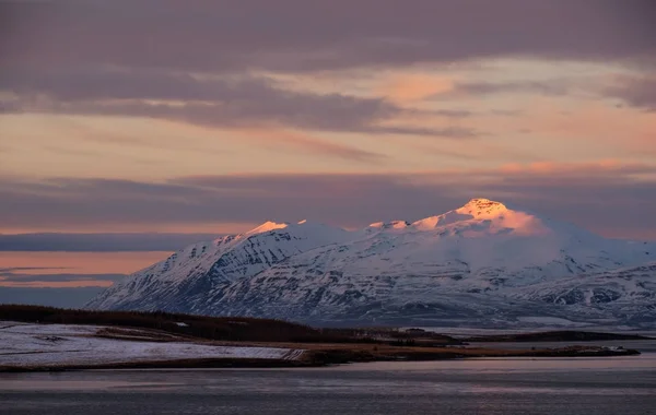 Paisaje invernal en la zona rural de Islandia, al amanecer —  Fotos de Stock