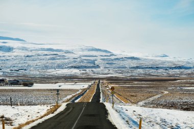 Dağ, dağ odaklanmak boş ülkede yol ile kar kış kep
