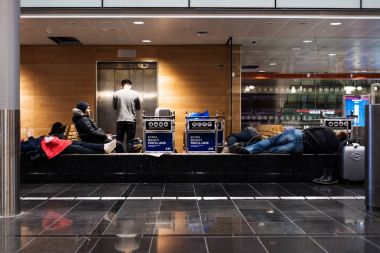 Oslo, Norveç - 28 Şubat - transit için bekleyen turist grup gecikmeli ve 28 Şubat 2017 üzerinde Oslo, İzlanda Gardermoen Havaalanında uçuş iptal