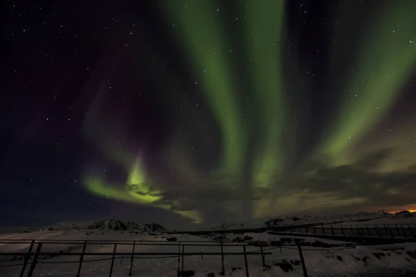 Winterlandschap, Aurora Borealis nachts in IJsland — Stockfoto