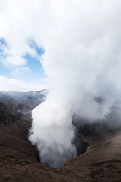 Eruzione vulcanica, vicino al cratere con fumo, Monte Bromo, Indonesia — Foto Stock