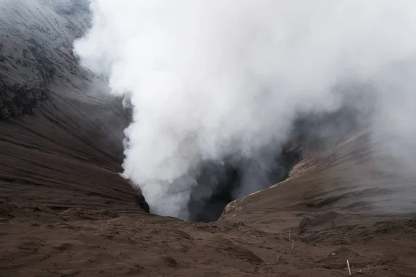 Eruzione vulcanica, vicino al cratere con fumo, Monte Bromo, Indonesia — Foto Stock
