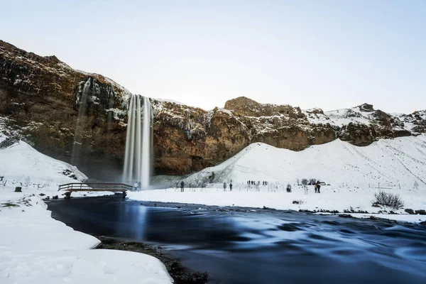 Paesaggio a cascata in inverno. Seljalandsfoss cascata in inverno punto di riferimento popolare in Islanda — Foto Stock