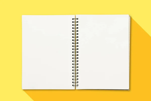 Sarı arka plan hakkında boş beyaz kağıt kitap açıldı