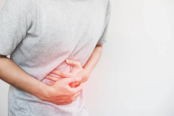 bir adam, onun mide dokunmadan mide mide ağrısı kavramı kırmızı vurgulamak ve diğerleri hastalığı