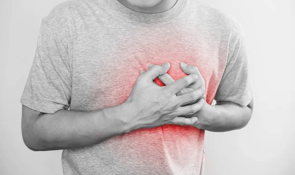 Un homme touchant son cœur, avec le point culminant rouge de la crise cardiaque, l'insuffisance cardiaque, d'autres maladies cardiaques et le cœur brisé — Photo