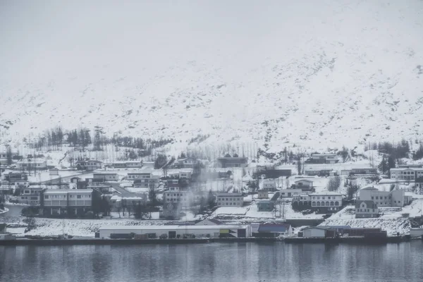 Ακουρεΰρι Πόλη, Ισλανδία χειμώνα πρωί με ομίχλη περιβάλλον — Φωτογραφία Αρχείου