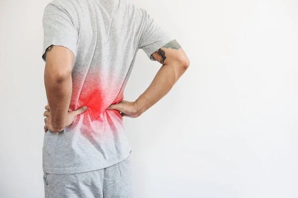 빨간색 하이라이트와 그의 뒤를만 지는 남자. 흰색 배경 복사 공간에, 허리 통증, 요 통 및 허리 통증 — 스톡 사진