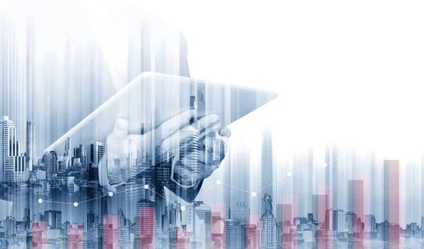 Çift pozlama işadamı dijital tablet ile modern binalar üzerinde çalışıyor. Ticari büyüme ve yatırım