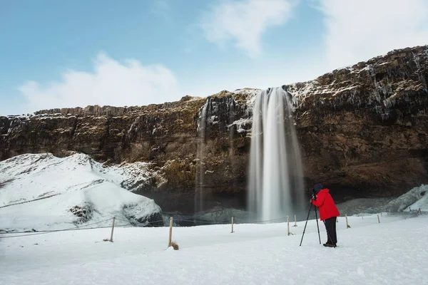 Seljalandsfoss 폭포를 아이슬란드에 카메라 삼각대와 사진을 — 스톡 사진