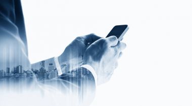 Modern binalar, beyaz arka plan üzerinde mobil akıllı telefon kullanarak çift pozlama işadamı