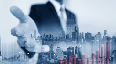 Çift pozlama binaları şehir ve grafik yetiştirme ile işadamı uzanan el