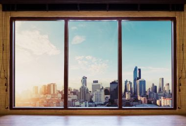 Sabah penceresinde, Bangkok şehir manzaralı Sunrise içine bakmak