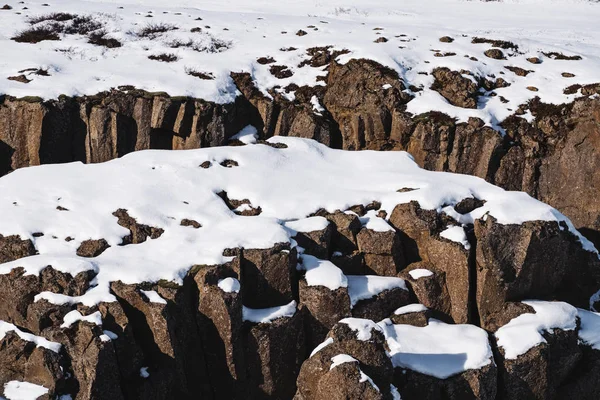 Taşlar Hakkında Kışın Kapalı Kar — Stok fotoğraf
