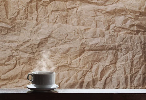 Tasse Heiße Getränke Mit Dampf Auf Holztisch Zerknittertes Braunes Papier — Stockfoto
