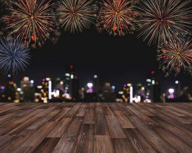 Şehrin Bokeh ışıkları gece binanın ahşap zemin Festival havai fişekler gece. Tatil Festivali, yeni yıl ve kutlama arka planı için