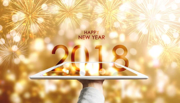Новым Годом 2018 Рука Держит Цифровой Планшет Роскошным Золотом Bokeh — стоковое фото