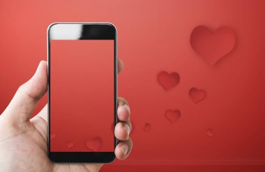 Kalpleri yüzen ile kırmızı bir arka plan üzerinde mobil akıllı telefon boş kırmızı ekran