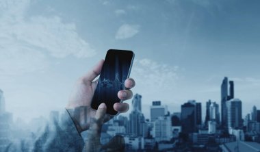 Çift pozlama modern şehir arka plan ile mobil akıllı telefon kullanarak ele