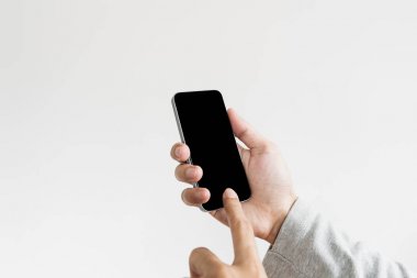 Mobil akıllı telefon, boş siyah perde, beyaz arka plan üzerinde kullanarak ele