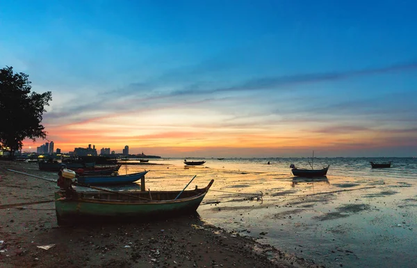 Краєвид Тропічному Пляжі Старий Рибальський Човен Припарковані Пляжі Захід Сонця — стокове фото
