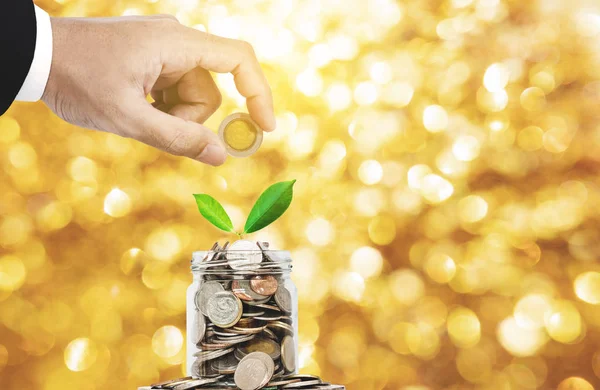 Šetří Peníze Zlato Investiční Koncepci Ruka Uvedení Mincí Sklenic Pěstování — Stock fotografie