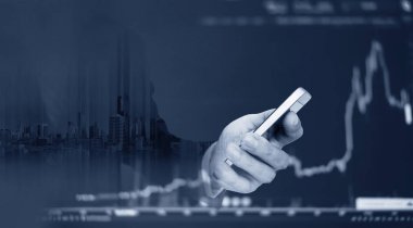 Çift pozlama işadamı grafik yetiştirme ile mobil akıllı telefon kullanarak. Ticari büyüme ve yatırım