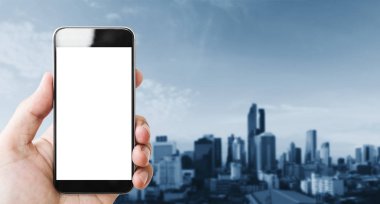 El tutarak mobil akıllı telefon, boş beyaz ekran, mavi şehir arka plan