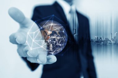 Küre hologram ağ ile bağlantı çizgileri tutan bir iş adamı. Küresel iş ağı, Döviz ve seyahat etmek çevrede dünya kavramı. Bu görüntü unsuru Nasa tarafından döşenmiş