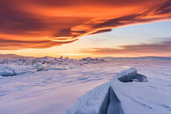 Winterlandschaft Zerklüfteter Gefrorener Schneebedeckter Seegrund Bei Sonnenuntergang Mit Schönem Himmel — Stockfoto