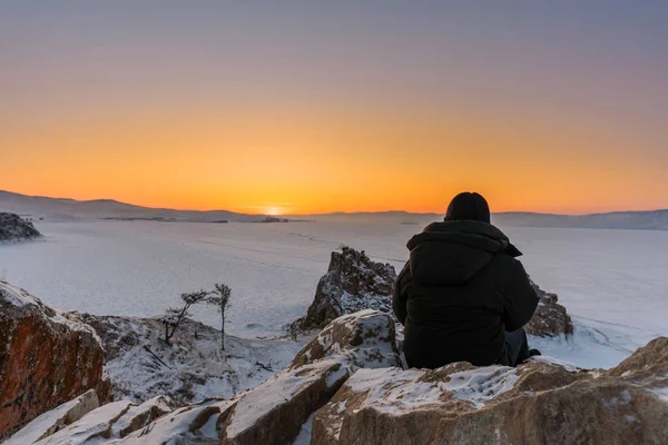 イルクーツク ロシアのバイカル湖で冬のご旅行 山で美しい夕焼けを楽しむ男 — ストック写真