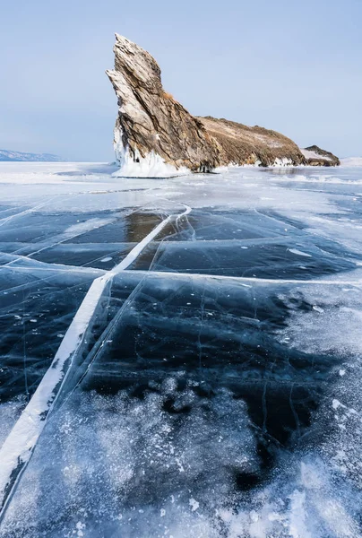 Vinterlandskap Spruckna Marken Frysta Bajkalsjön Med Härligt Berg Frusen Sjö — Stockfoto